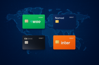 Uma montagem de quatro cartões de débito internacionais com cores diferentes, flutuando sobre um mapa-múndi, simbolizando a escolha da melhor conta global.