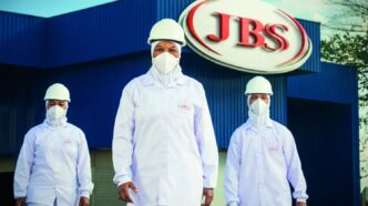 Fábrica da JBS com funcionários na frente