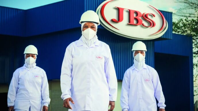 Fábrica da JBS com funcionários na frente